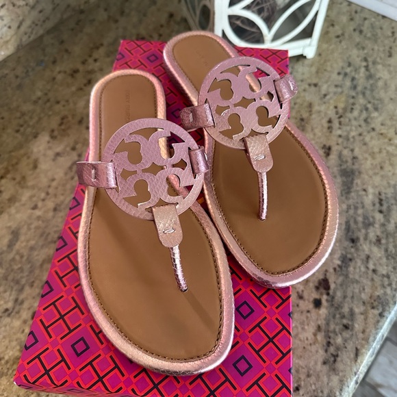 New Tory Burch METALLIC EMBOSSED SNAKE
LEATHER - Picture 2 of 7